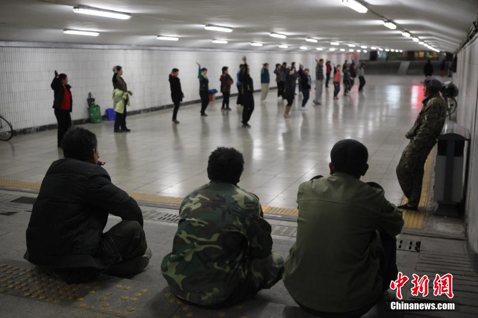 北京大妈地下通道跳集体舞引围观