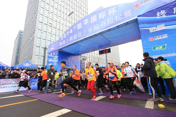 半程马拉松赛青岛高新区开跑 国内外2000余名选手参赛