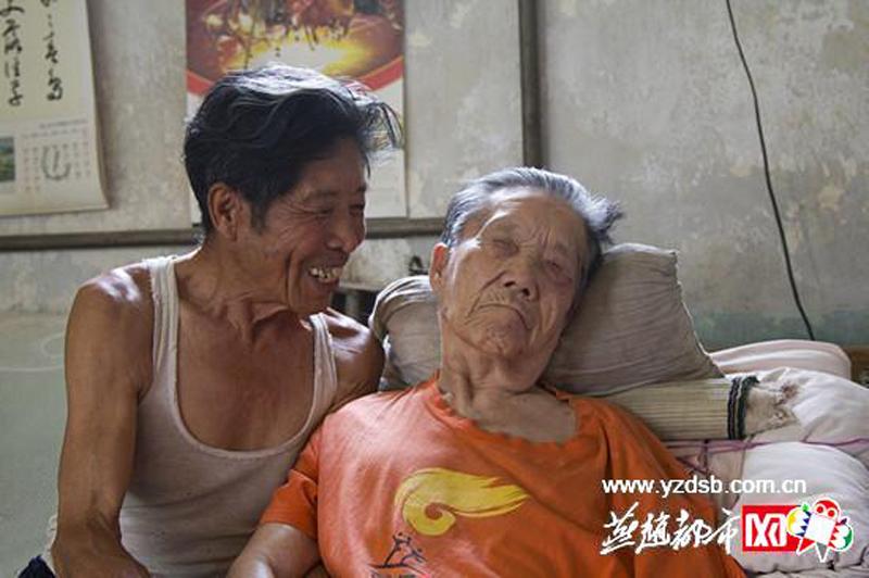 79岁老人嘴对嘴喂食瘫痪老伴11年