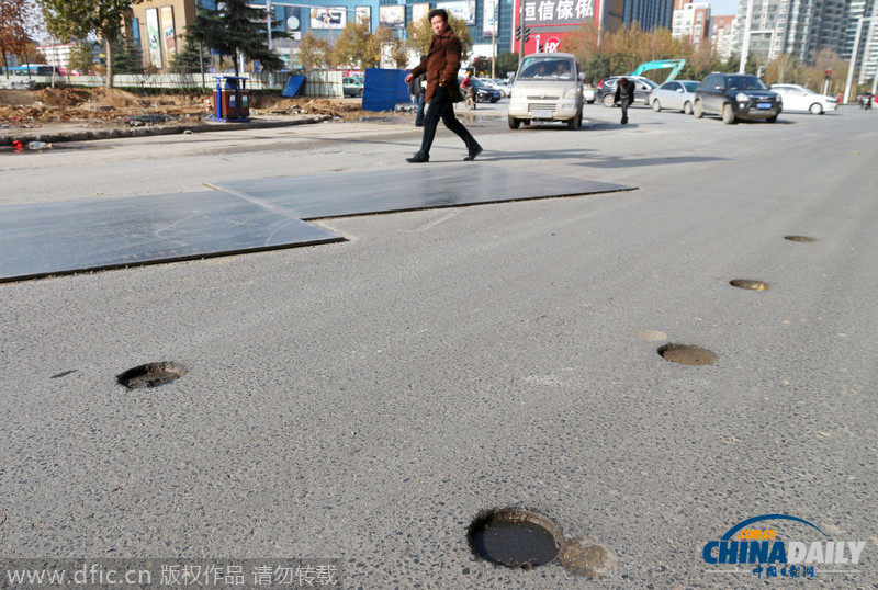 郑州：环城路面被凿一百多个洞 汽车驶过坑坑洼洼如同“弹琴”