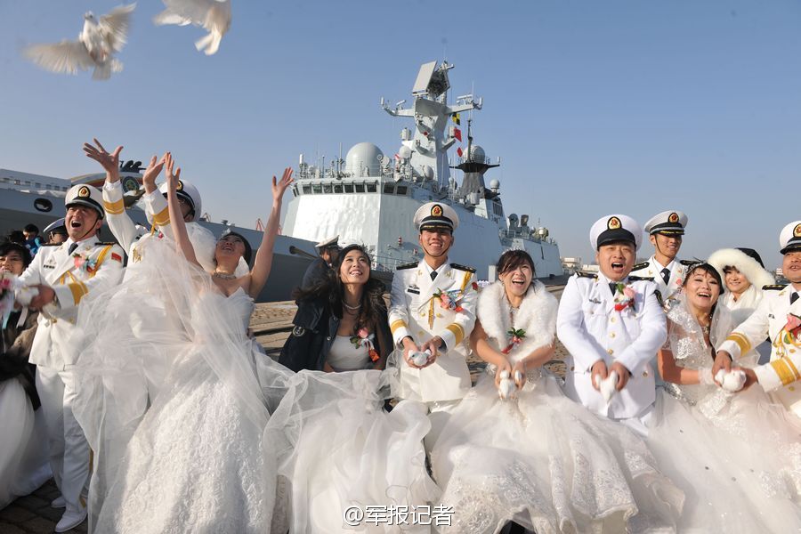 让海天见证我们的爱情：舰艇前的集体婚礼