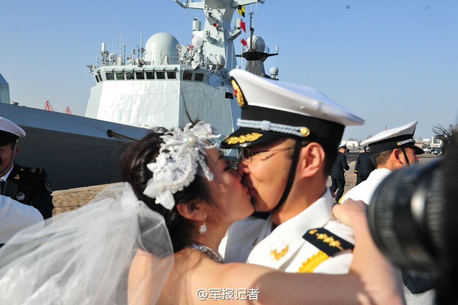 让海天见证我们的爱情：舰艇前的集体婚礼