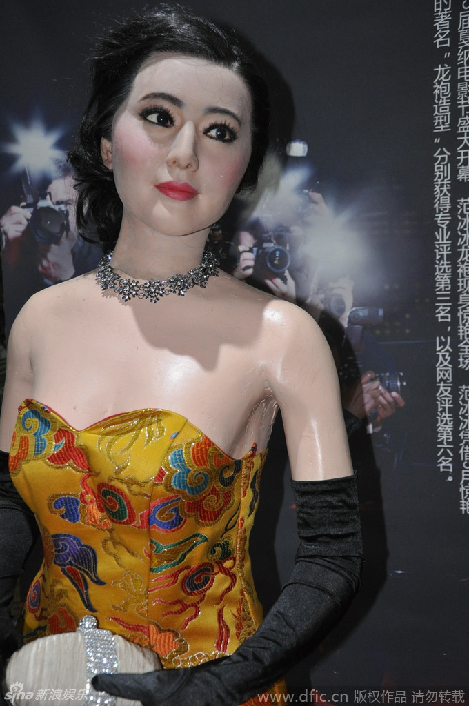 河南奇葩蜡像展引围观 众明星蜡像被吐槽