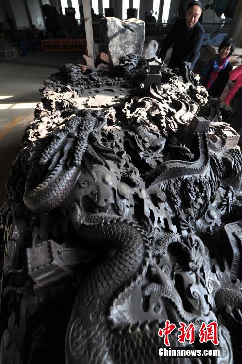 河北现18吨巨型砚台 表面雕刻有56条中国龙