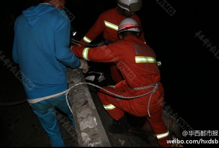 少女被分手 跳河闺蜜陪跳