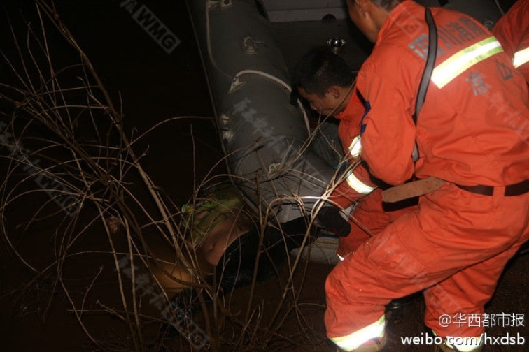 少女被分手 跳河闺蜜陪跳