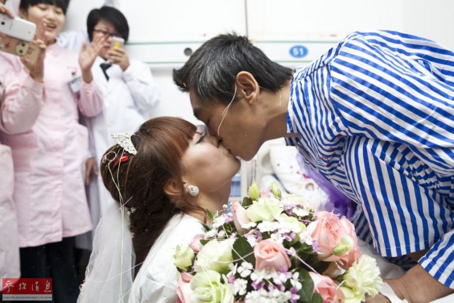 广州病房内女孩跪地向重病男友求婚
