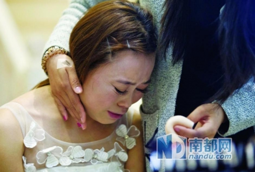 广州病房内女孩跪地向重病男友求婚