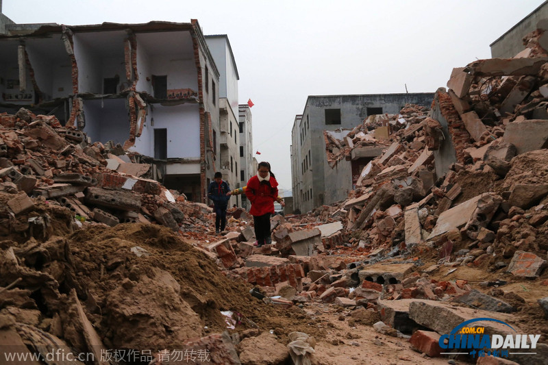 郑州城中村拆迁堵路 小学生艰难爬废墟上学