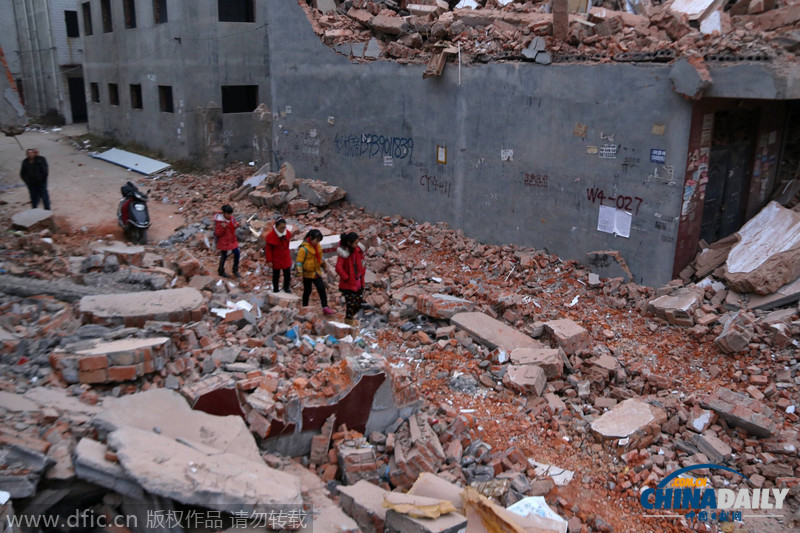 郑州城中村拆迁堵路 小学生艰难爬废墟上学