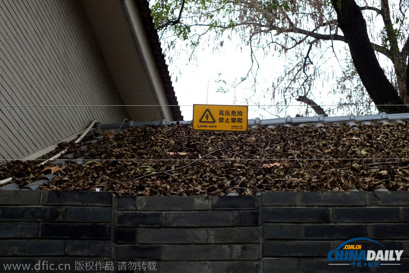 惊！ 南京一学校围墙上竟安装“高压电网”