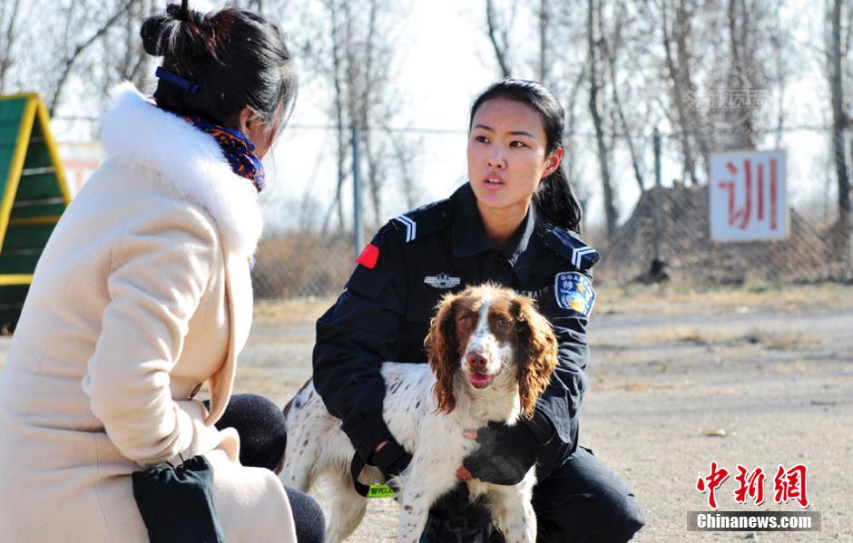 【图片故事】名牌女大学毕业生的警犬情缘