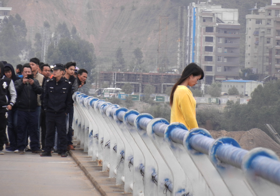 广西一女子跳桥失踪 众人冷漠围观拍照