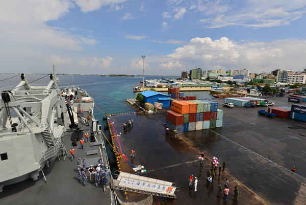 海军长兴岛船抵达马累港开始向当地民众供水