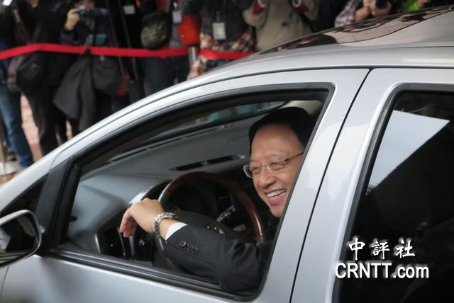 台湾卸任“行政院长”离职瞬间：自驾车离开