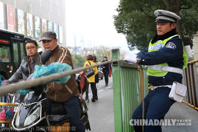 杭州交警“拉绳”阻挡行人闯红灯