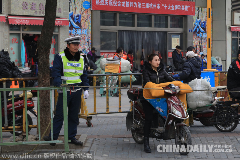 杭州交警“拉绳”阻挡行人闯红灯