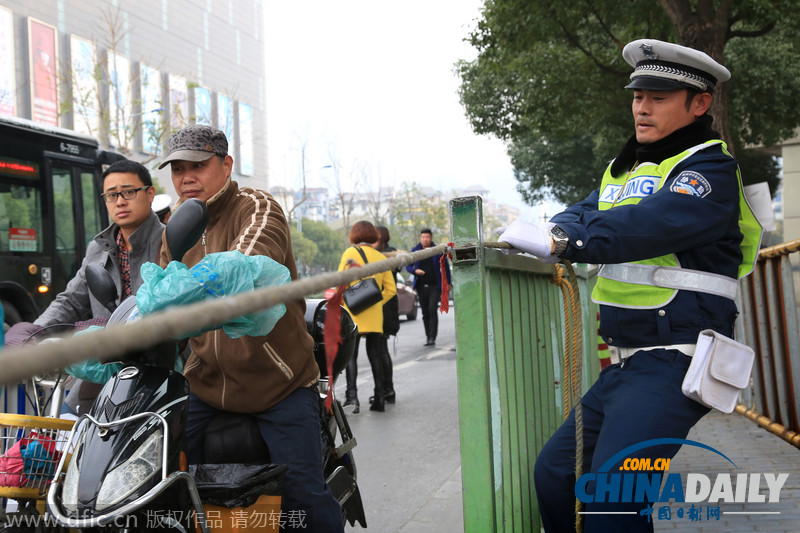 杭州交警“拉绳”阻挡行人闯红灯