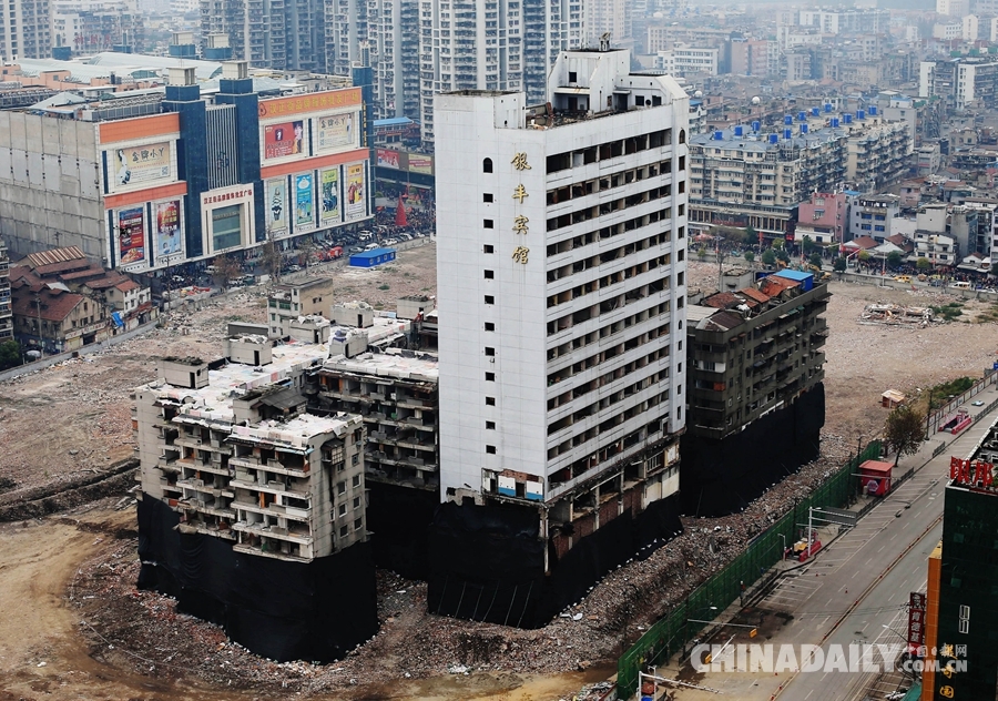 武汉爆破拆除77米高楼 刷新江城新记录