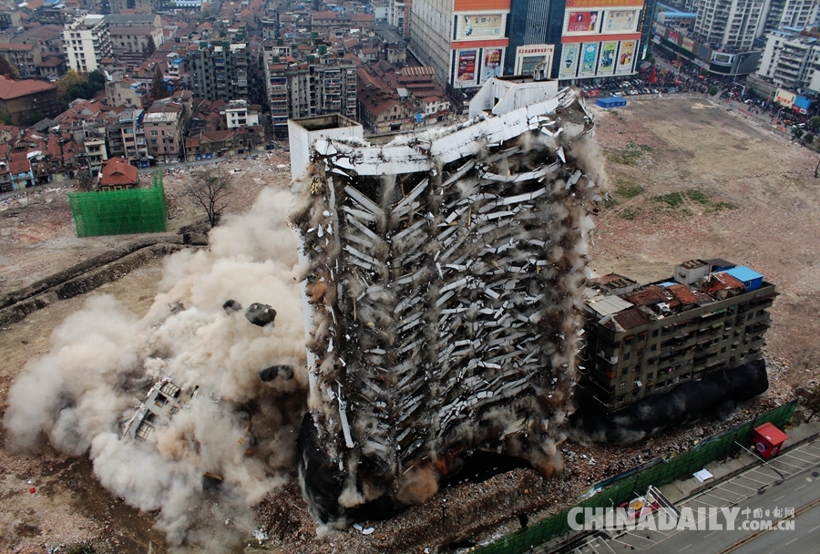 武汉爆破拆除77米高楼 刷新江城新记录