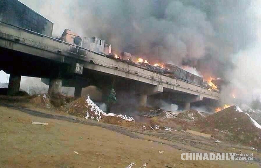 辽宁锦阜高速20多辆车相继追尾发生火灾