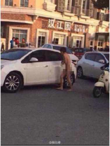 男子疑与小姨子偷情被老婆抓现行 全裸丢出车外