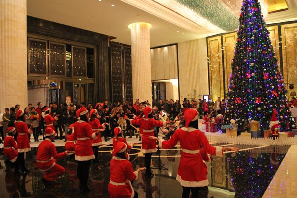 天津万达文华酒店盛大举办圣诞慈善亮灯仪式