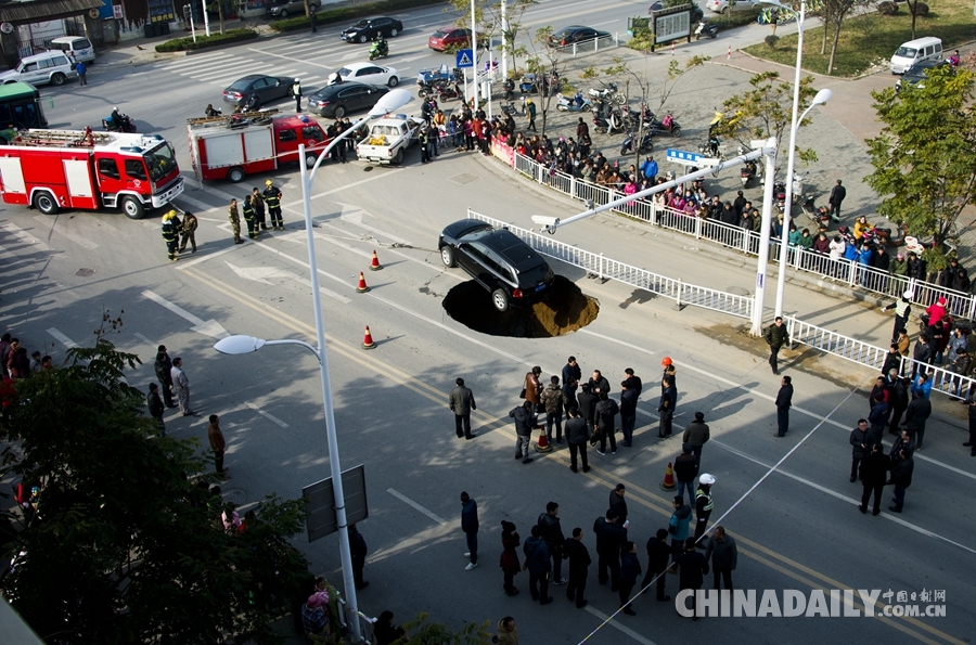 江苏镇江路面突现深坑轿车遭殃