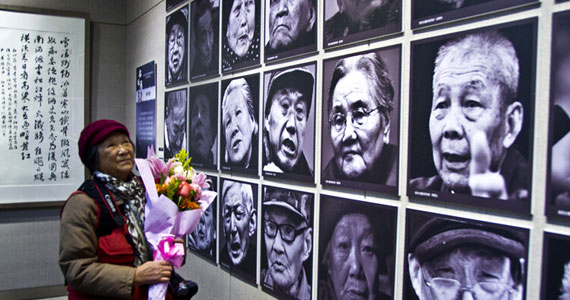 南京举办国家公祭日摄影书法作品展