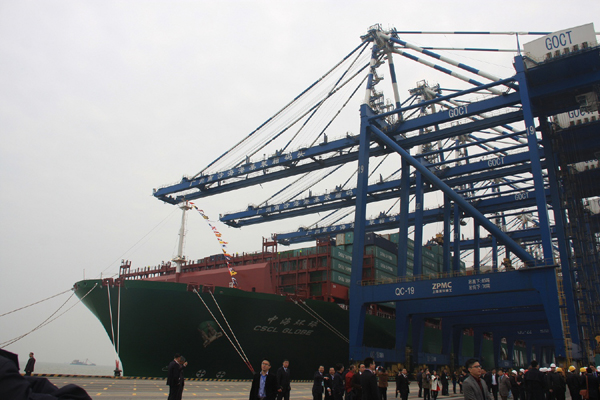 世界最大集装箱船“中海环球”号首航南沙 检验检疫部门助力南沙建设国际航运中心