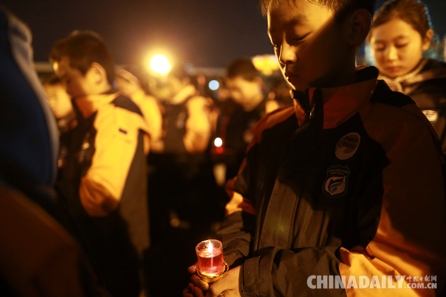 南京举行烛光祭悼念30万遇难同胞