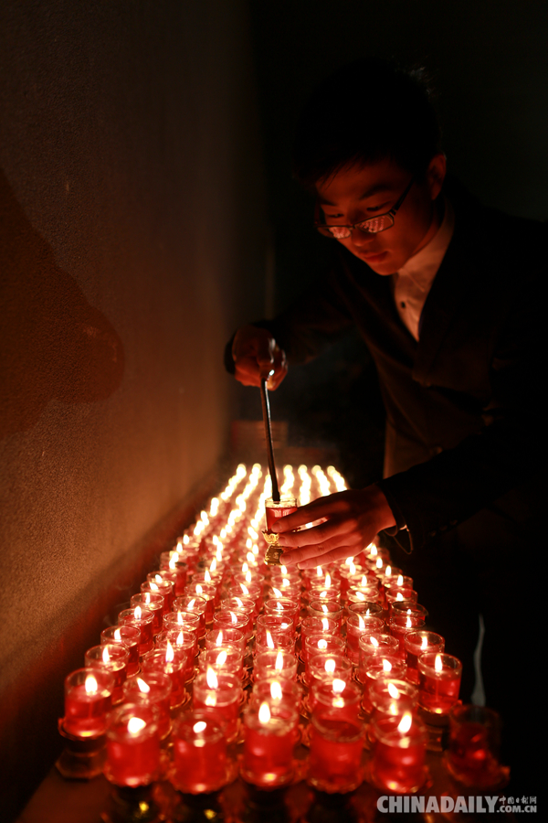 南京举行烛光祭悼念30万遇难同胞