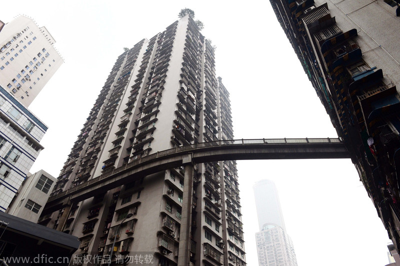 重庆现史上最“任性”天桥 13层高穿楼房而过