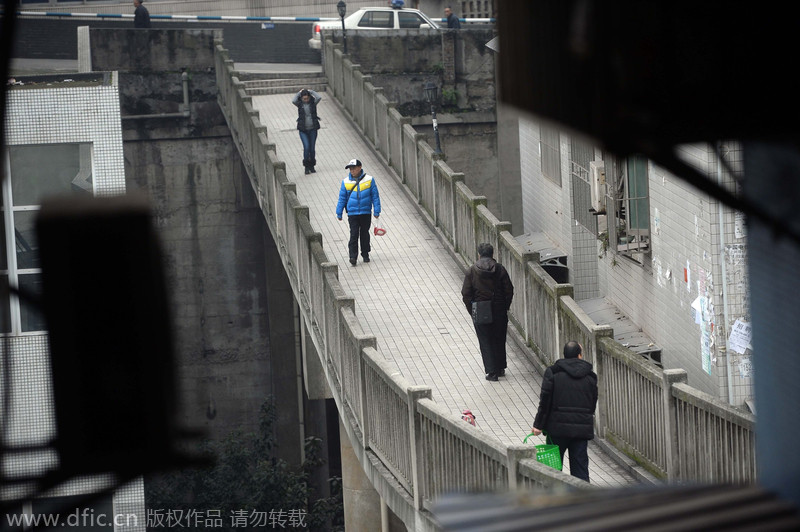 重庆现史上最“任性”天桥 13层高穿楼房而过