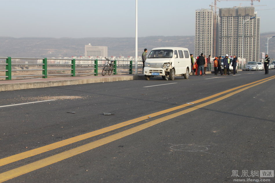 陕西两车相撞 环卫工被卷入车轮拖行近20米