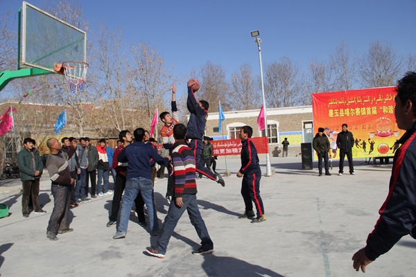 新疆墨玉县喀尔赛镇首届“和谐杯” 青年篮球联赛开幕