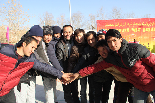 新疆墨玉县喀尔赛镇首届“和谐杯” 青年篮球联赛开幕