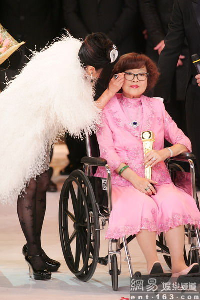 刘嘉玲抢曾华倩男友梁朝伟 揭秘娱乐圈女星恩怨史