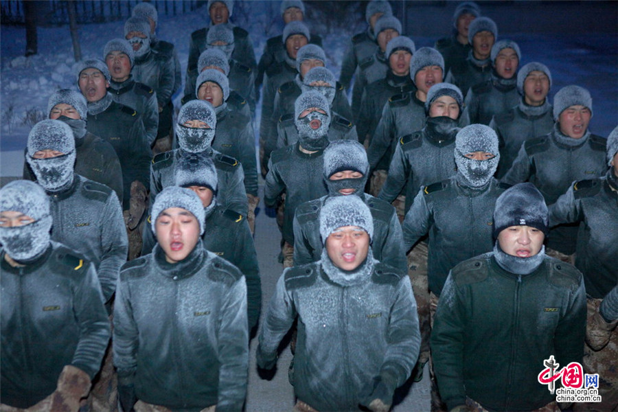 边防战士零下30度苦练兵 身披冰铠甲如“兵马俑”