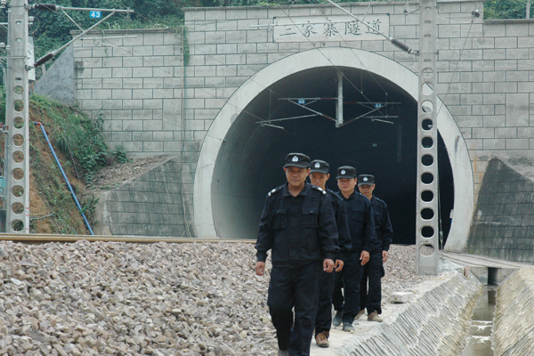 云南开远铁路警方针对蒙河铁路新线开展治安专项整治行动