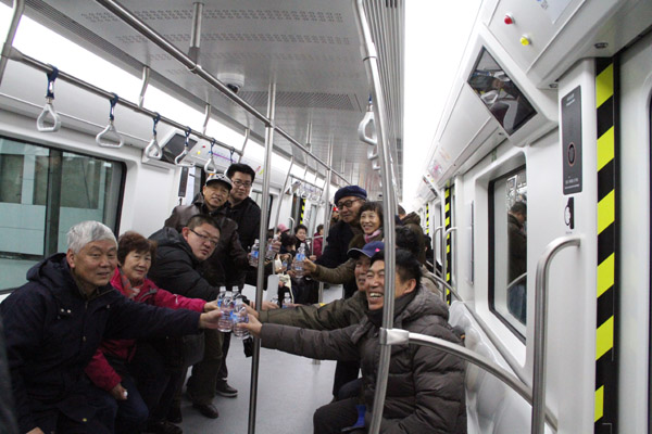 大连地铁实现试运行 80名市民抢先试乘