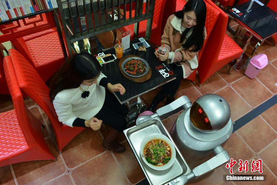 成都首家机器人主题餐厅吸引美女食客尝鲜