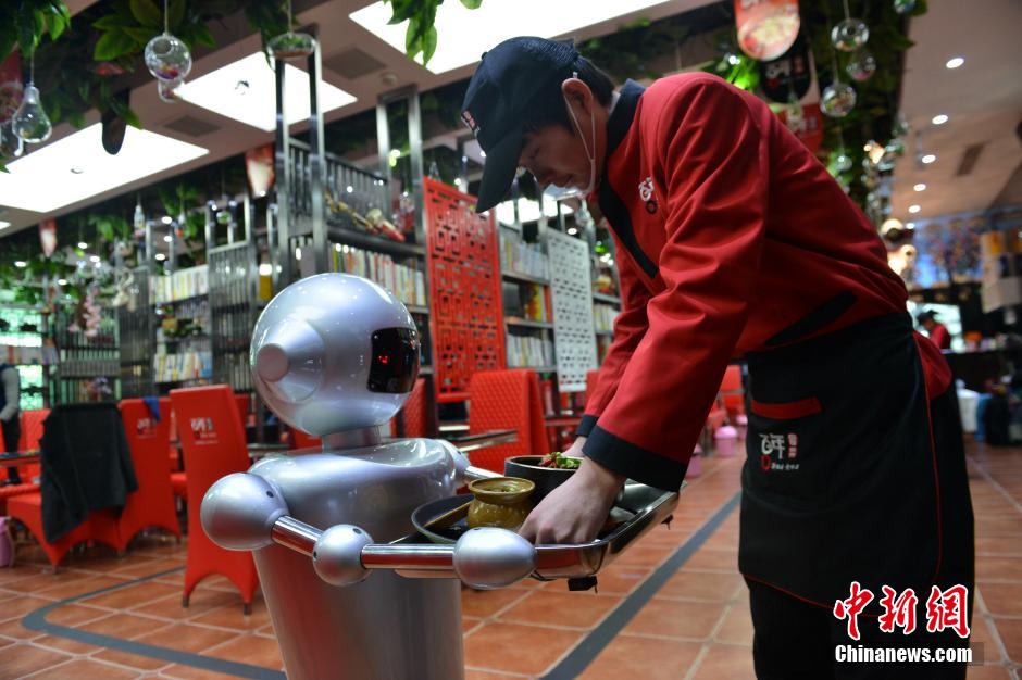 成都首家机器人主题餐厅吸引美女食客尝鲜
