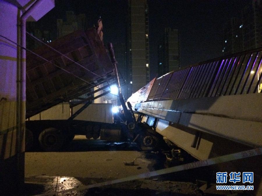 长沙过街天桥被货车撞塌