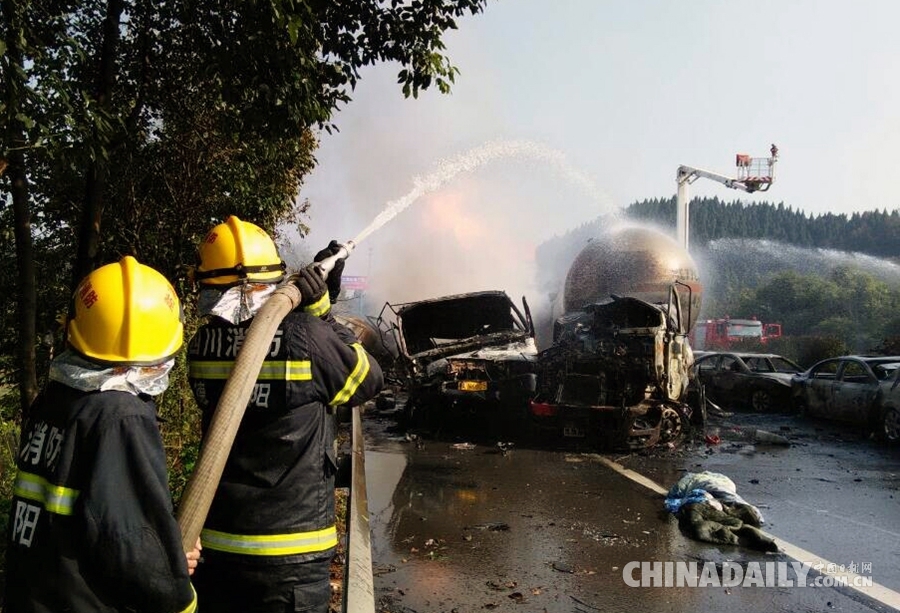 四川成南高速一液化石油气罐车爆炸致三人遇难