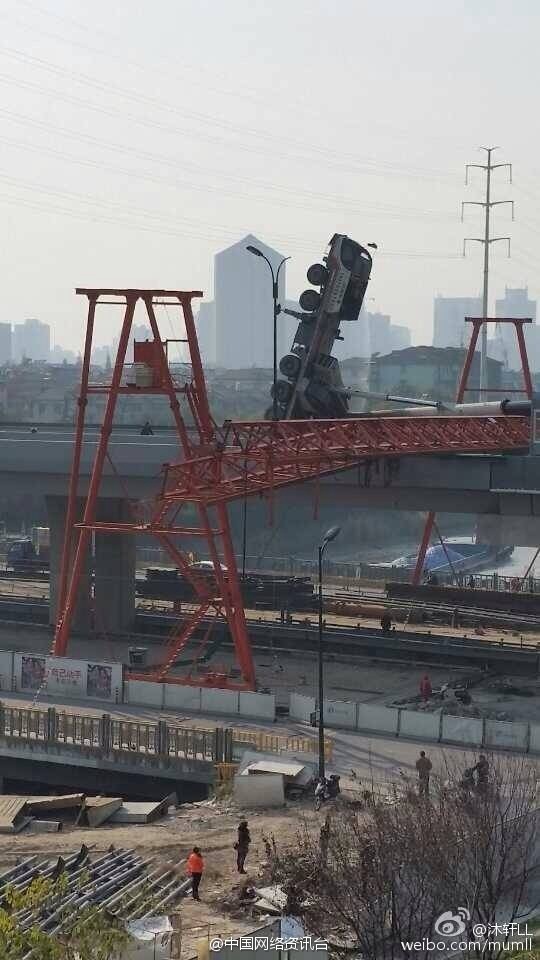 浙江杭州在建高架龙门吊发生倒塌 伤亡不详