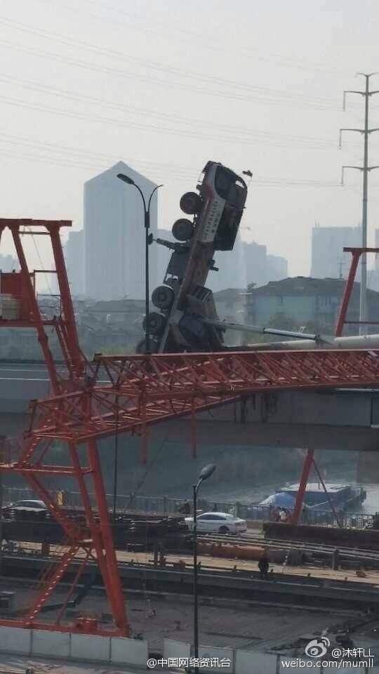 浙江杭州在建高架龙门吊发生倒塌 伤亡不详