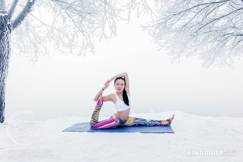 吉林女孩零下30℃挑战冰雪瑜伽