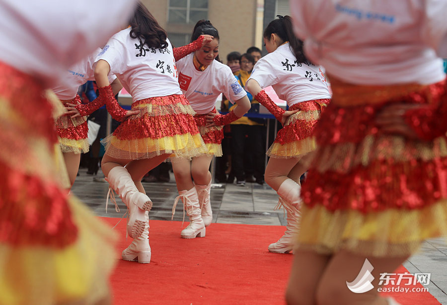 寒风中的广场舞：上海大妈短裙上阵也是蛮拼的
