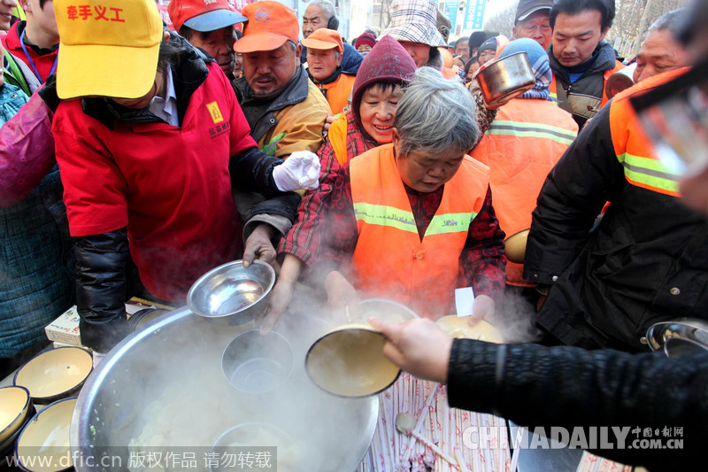 郑州义工组织冬至请700环卫工人吃饺子 热气腾腾暖人心